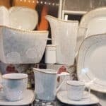 طقم صينى ا بورسلين ا لعلى مربع  6فنجان قهوة +6طبق 6فنجان شاى +6طبق 6بولة شوربة 6 طبق غرف  6طبق جاتوه 6طبق ارز 1سلطانية ك بالغطاء 1سرفيس ك+سرفيس صغير 2ملاحة براد+لبانة+سكرية 6طبق سلطة 1سلطانية ك بدون غطاء