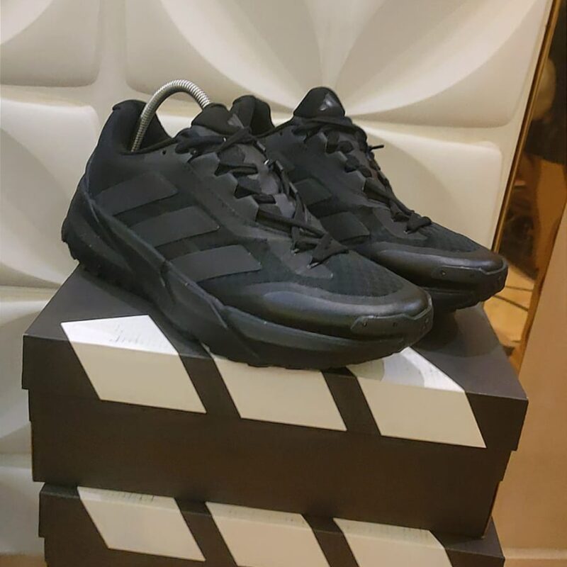 اللون الاسودمن أديداس أديستار (Adidas Adistar)